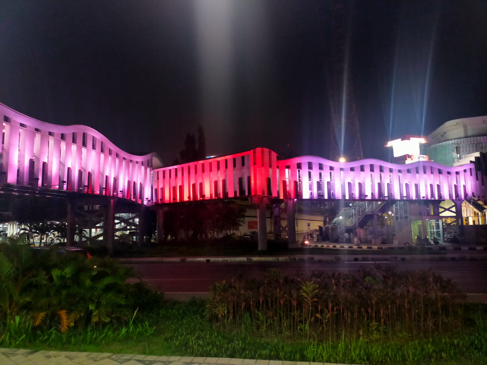 JPO Senen, Menyeberang di Atas Piano