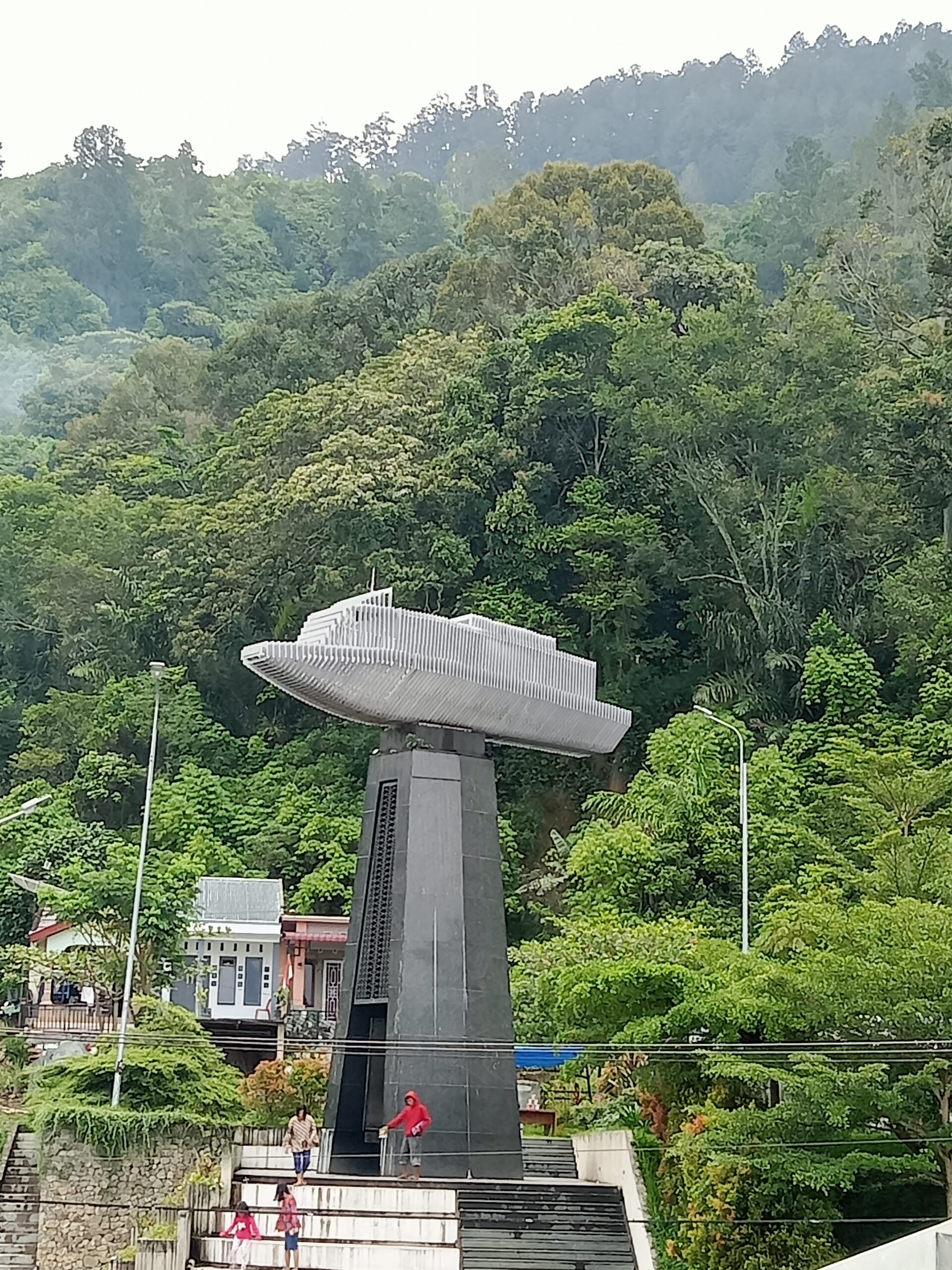 Tugu Pengingat Tragedi KM. Sinarbangun di Pelabuhan Tigaras