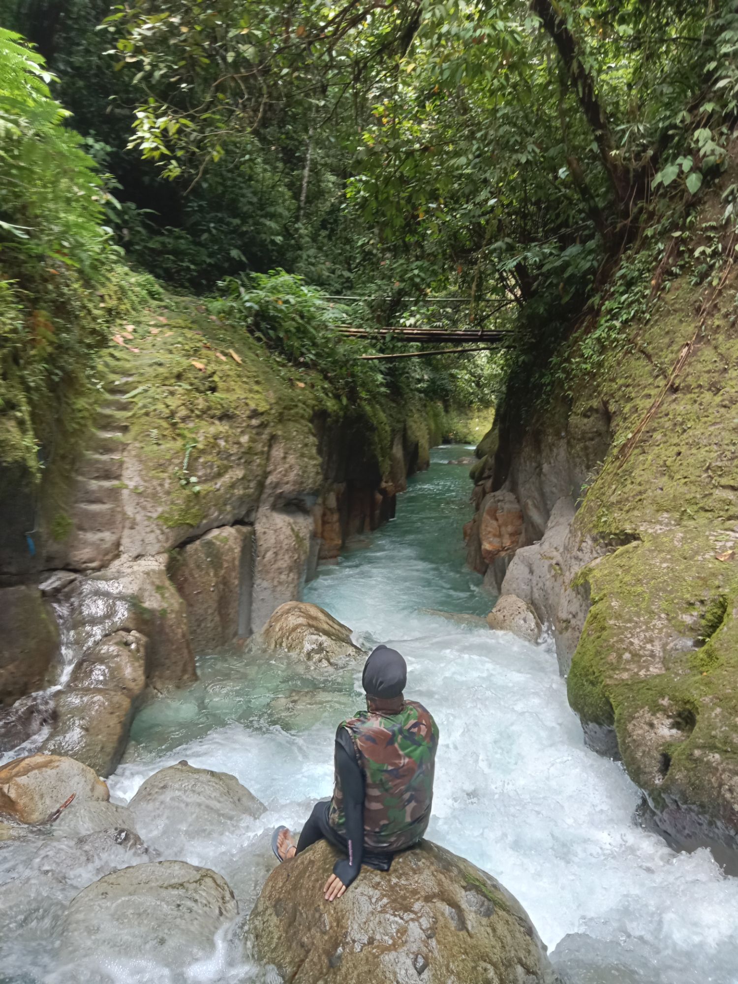 Uji Adrenalin Menyusuri Kolam Abadi Menuju Air Terjun Teroh-teroh