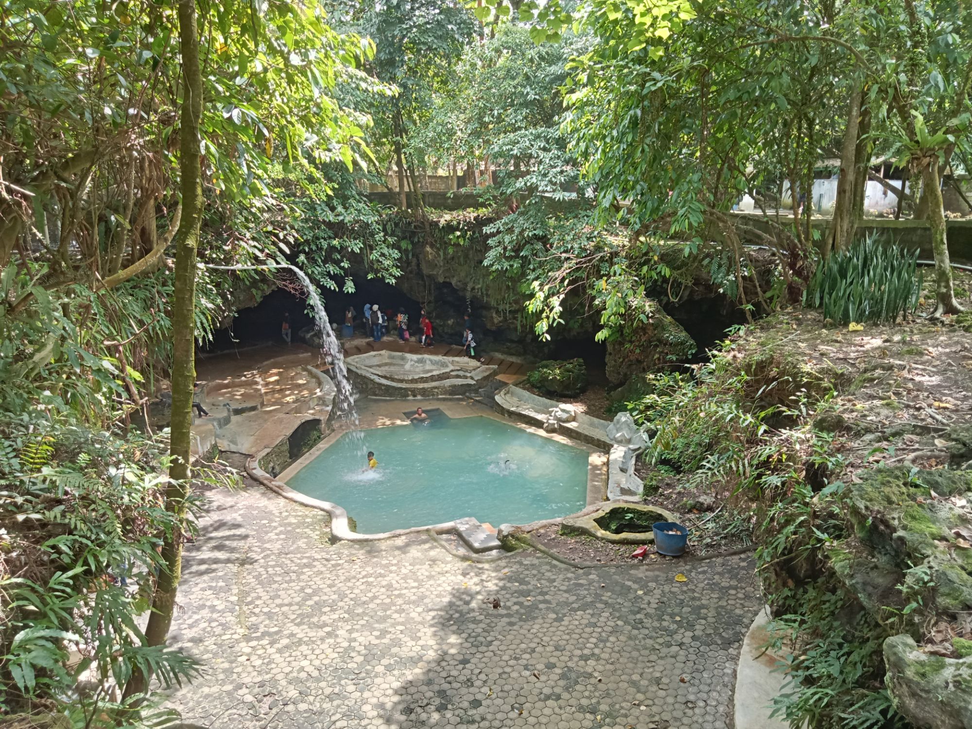 Ergendang, Sensasi Berendam Air Hangat di Dalam Goa