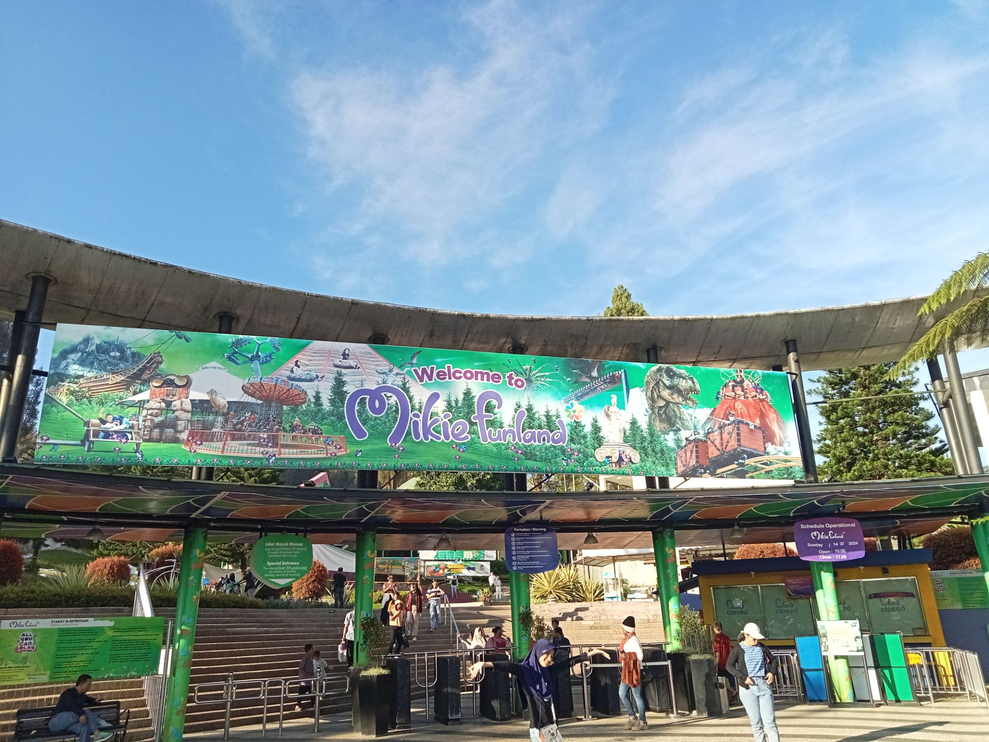 Mikie Holiday Funland, Uji Adrenalin sampe Mabok