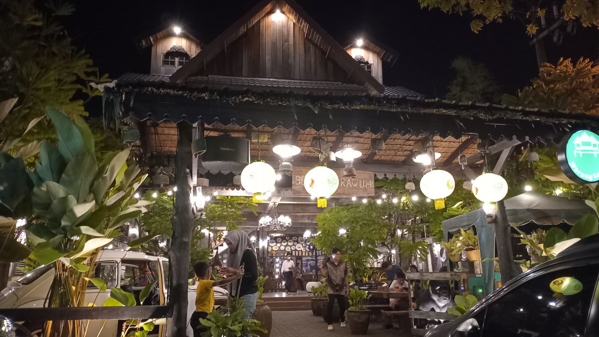 Warung Lawas Sunggal, Sensasi Makan dikepung Barang Antik