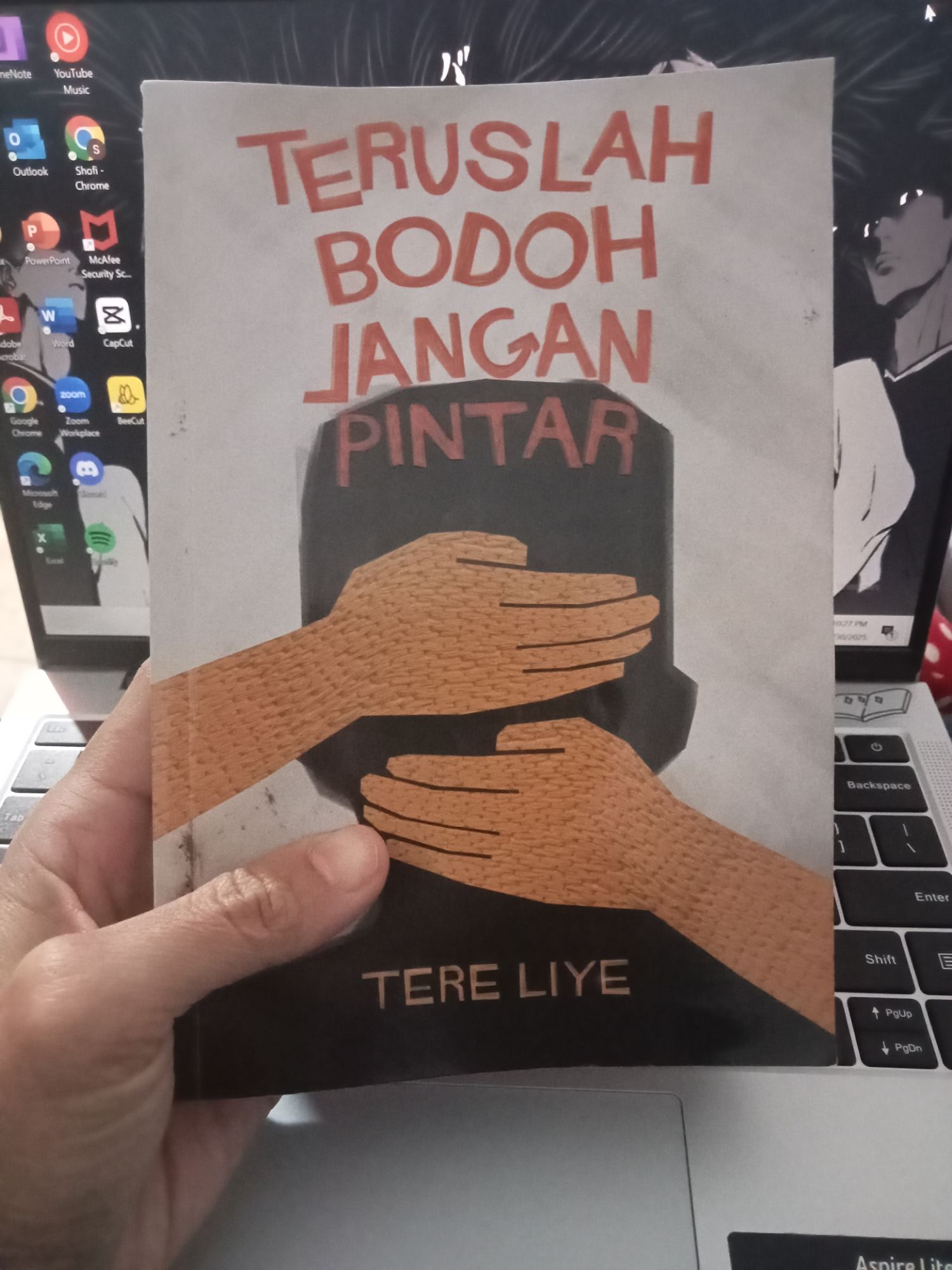 Teruslah Bodoh Jangan Pintar, Sebuah Review