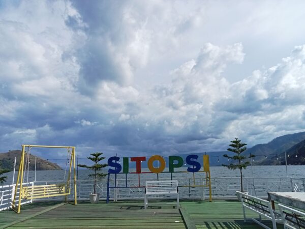 RM Sitopsi Tongging, Makan Terapung di Tepian Danau Toba